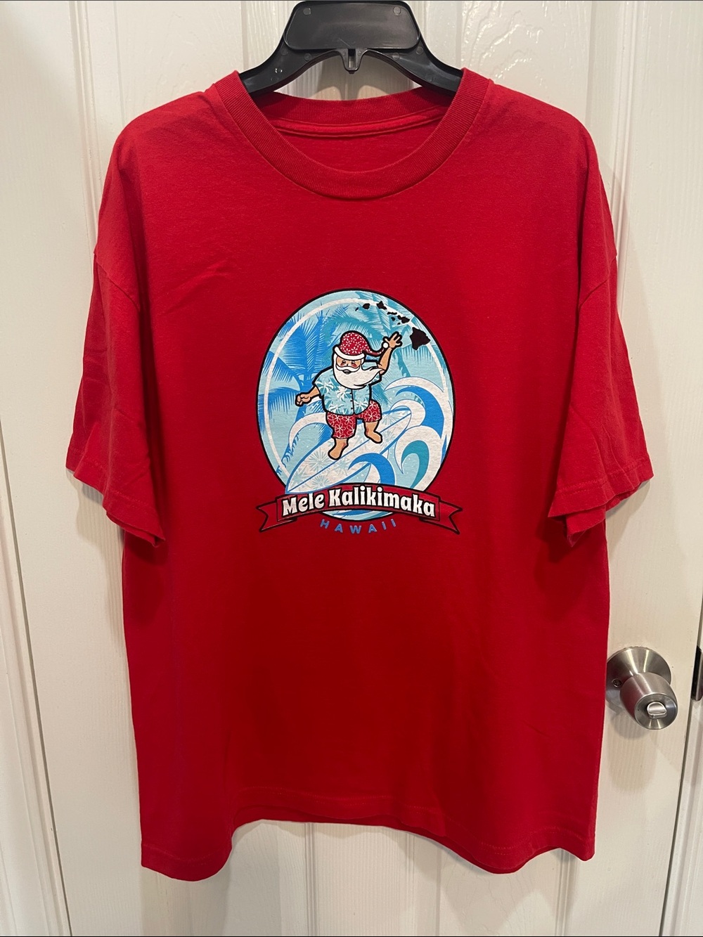 Red 'Mele Kalikimaka' Surf Santa Graphic Tee size L